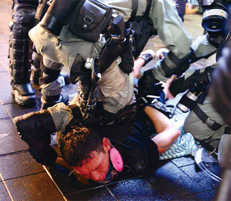 港人8月31日發起不同形式的活動，繼續抗議。圖為銅鑼灣有抗議者遭警方暴力抓捕。（宋碧龍／大紀元）