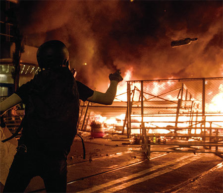 8月31日，香港灣仔警總外，示威者堆放的雜物起火燃燒。（Getty Images）