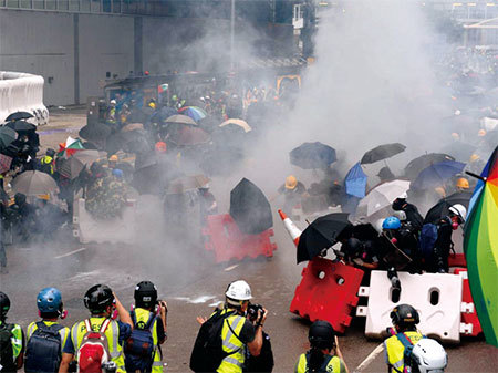 8月31日中共駐港軍營處警方依舊瘋狂發射催淚彈，抗議者依舊將催淚彈扔進軍營，並未退卻。（宋碧龍／大紀元）