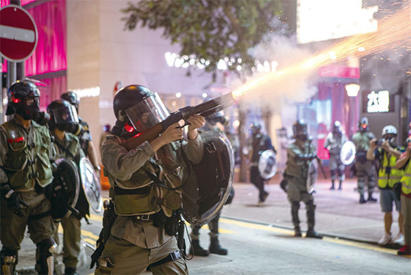 9月8日，香港警察在銅鑼灣等地狂射催淚彈。（余鋼／大紀元）