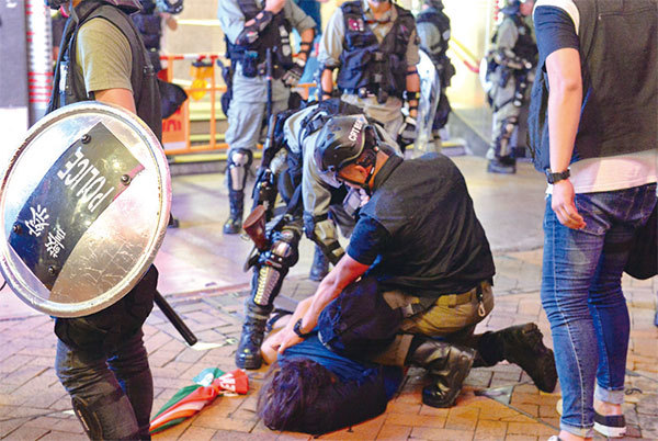 9月8日晚上，香港防爆警察在銅鑼灣抓人。（宋碧龍／大紀元）