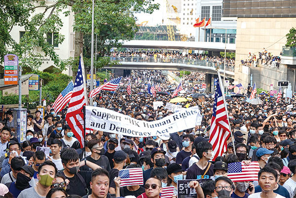 2019年9月8日，市民手舉各式標語由中環遮打花園出發遊行至美領館，要求美國國會通過《香港人權及民主法案》，制裁違反人權的香港官員。（余鋼／大紀元）