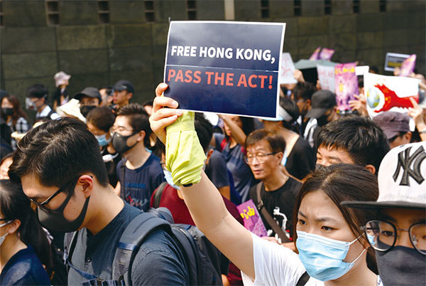 9月8日，全港許多市民手舉各式標語由中環遮打花園出發遊行至美領館。（宋碧龍／大紀元）