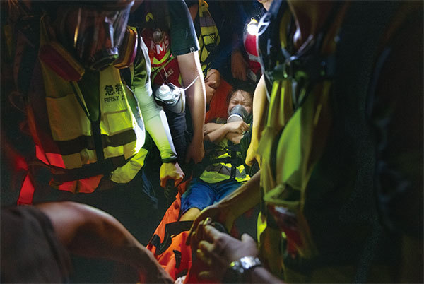 9月8日，一名女醫護人員在中環地鐵站外，被警察發射布袋彈打中腳部受傷入院。（Getty Images）