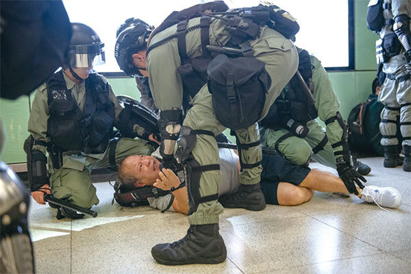 9月8日的抗議活動中，港警實施「無差別」抓捕。一名中老年人也被捕。（Getty Images）