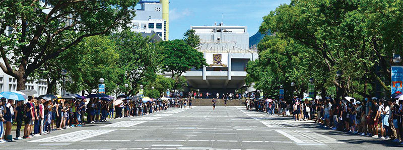 9月6日，香港中文大學百萬大道上，數百學生及教職員聚集後組成人鏈，譴責警方暴力。（余天佑／大紀元）