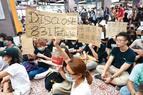 9月6日，香港示威民眾在太子站靜坐絕食要求港鐵交出8．31事件影片。（余鋼／大紀元）