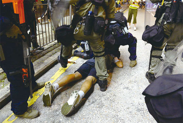 專家指，港警到處抓人，不需要搜捕令，香港一國兩制是崩潰了，《緊急法》有些已經在做了。圖為9月7日夜晚，防暴警察和速龍小組在太子彌敦道抓示威者。（宋碧龍／大紀元）