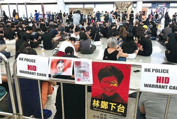 林鄭先前欲推《緊急法》，其實就是挑戰《香港基本法》的權威。實施《緊急法》將帶來比出動中共軍隊更嚴重的災難性後果。圖為8月12日「百萬人塞爆機場」集會。（柯婷婷／大紀元）