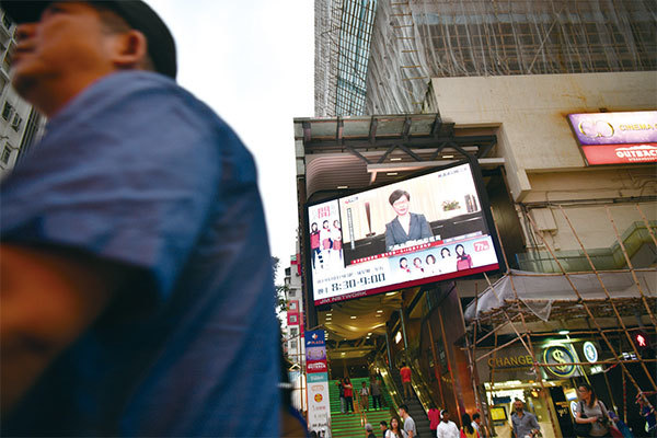9月4日晚6時，香港特首林鄭月娥發表電視公告，稱正式撤回修例，但港人已不買帳，中共官媒一度詭異噤聲，大陸五毛小粉紅則如喪考妣。（AFP）