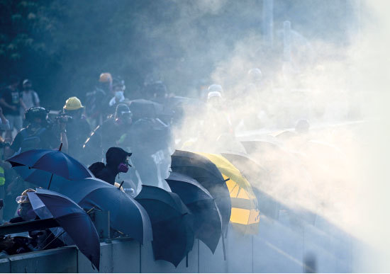 在香港「反送中」運動中，港府和警察對民眾的暴力鎮壓不斷升級，過去20年來中共鎮壓法輪功的狠毒手法，正逐步運用到港人的民主訴求上。（AFP）