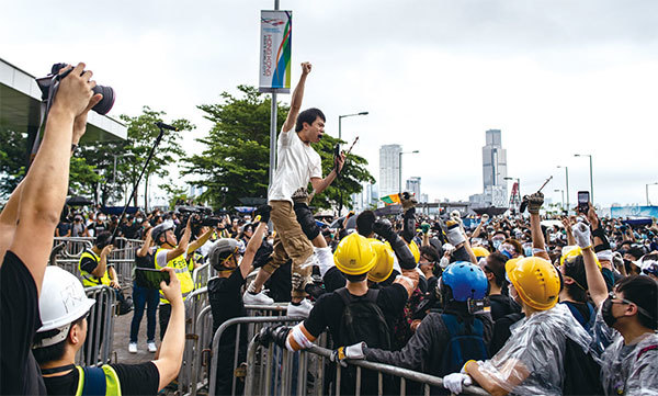 鄺俊宇表示自己所受痛楚不及近月港人所遭受的傷害，並呼籲別被仇恨遮蓋眼睛，並對惡勢力重申「香港人不會怕」。圖為6月12日鄺俊宇在反送中集會現場。（大紀元）