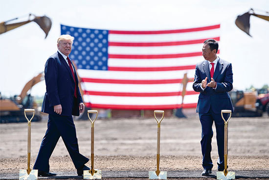鴻海投資美國威斯康辛州的新廠動土，美國總統特朗普（左）與鴻海董事長郭台銘（右）共同出席動土儀式。（AFP）