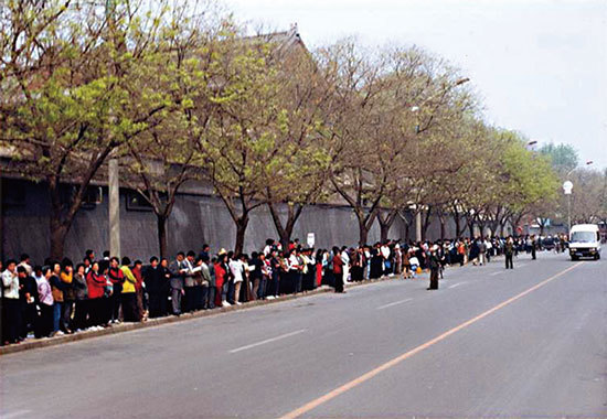 1999年4月25日，上萬名法輪功學員和平理性上訪。羅干設下圈套，令公安攔在各路口。法輪功學員在警察的帶領下往前走，最後竟遭構陷「包圍中南海」。（大紀元）