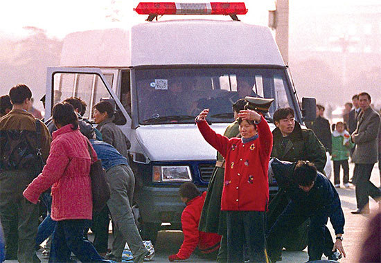 1999年江澤民開始鎮壓法輪功。據一份中共祕密文件顯示，警方不須逮捕證可任意逮捕法輪功學員。圖為1999年11月15日法輪功學員在北京天安門廣場遭非法抓捕。（AFP）