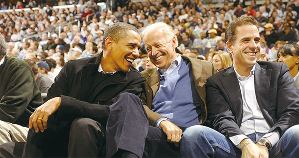 拜登（中）擔任奧巴馬（左）的副總統時，其子杭特（右）是烏克蘭大型民營瓦斯公司董事會成員。此前特朗普與共和黨議員對此不斷提出質疑。圖為2010年三人在華盛頓DC觀看一場籃球賽。（Getty Images）