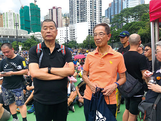 香港壹傳媒集團創辦人黎智英表示，中共漠視香港人的靈魂，不把香港人當人對待。圖為8月18日黎智英（左）參加反送中遊行。（梁珍／大紀元）