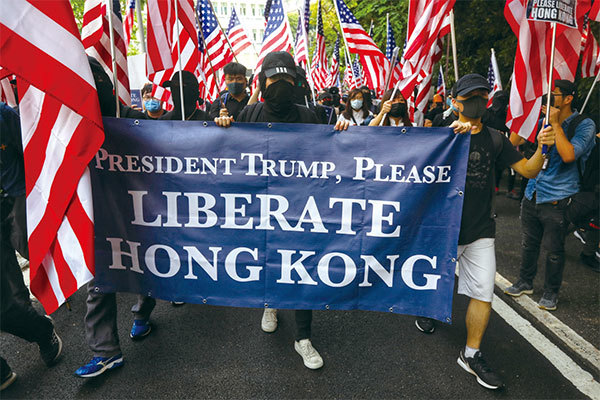中共故意在香港製造亂局，欲藉「打孩子」（打香港人）來激怒美國總統特朗普，一旦美國出手幫助香港，中共就有藉口出兵。圖為9月8日港民遊行至美領館促請美國盡早通過《香港人權與民主法案》。（AFP）