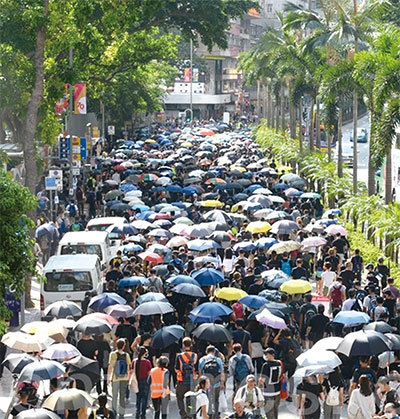 10月5日，香港民眾發起「全民蒙面遊行」，抗議港府實施《禁蒙面法》。（宋碧龍／大紀元）