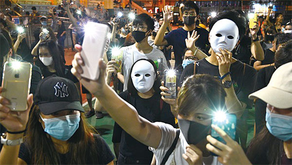 10月5日是港府實施《禁蒙面法》首日，大批港人無懼被捕危險，繼續走上街頭抗議，並呼籲舉行罷工、罷市、罷課三罷行動。（AFP）