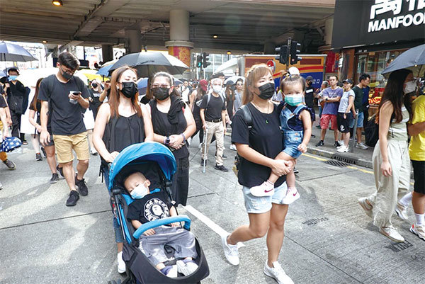 10月5日，香港民眾帶著孩子參加「全民蒙面遊行」。（余鋼／大紀元）