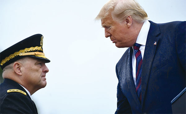 美國陸軍上將米利（左）10月1日正式成為美國參謀長聯席會議主席。他警告美國的對手說：「永遠也不要低估我們的技能、我們的能力和我們的戰鬥力。」（AFP）