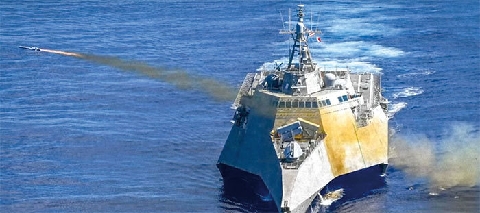 美國海軍獨立級濱海戰鬥艦吉福茲號10月1日與新加坡海軍共同進行擊沉演習，對著除役的派里級護衛艦福特號狂轟各式飛彈。（USNI News視頻截圖）