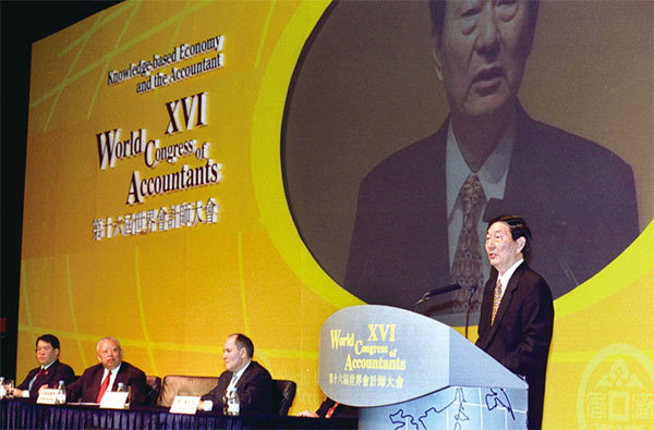 17年前時任總理朱鎔基出席港府一場晚宴，直指搞壞香港會成民族罪人。圖為2002年11月19日朱在香港舉行的第16屆世界會計師大會開幕式上致辭。（AFP）