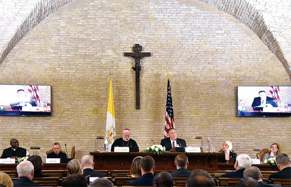 美國國務卿蓬佩奧近日在梵蒂岡舉行的一個「通向人類尊嚴之路」的會議上說：「國家實行絕對統治，政府就會要求自己的民眾信仰政府而不是上帝。」（AFP）