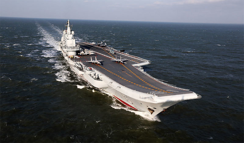 習近平訪港首日，中共國防部證實遼寧艦赴香港。相當於啟動了一個作戰部隊，加強海域戒備，再度釋放信號，震懾香港江派勢力。（Getty Images）