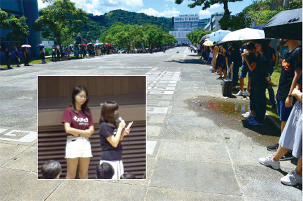 8．31太子站被警察毆打致傷後被捕的香港中大女學生吳傲雪10月10日挺身指控遭警員性侵。底圖為9月6日，中大發起人鏈活動，譴責警方執法問題。（新紀元合成圖）