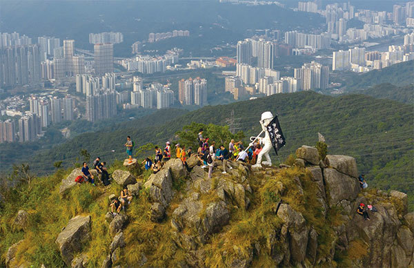 10月13日，「香港民主女神像」矗立在獅子山山頂，守護參與反送中運動的香港人。（Getty Images）