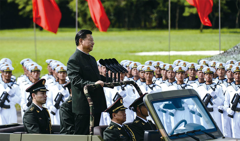 6月30日早上，習近平到石崗軍營檢閱中共駐港部隊，此次閱兵口號跟以往不一樣，喊出「主席好」。表明習已經絕對掌握軍隊，確立了核心地位。（Getty Images）