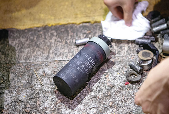 香港警隊對和平示威者使用催淚彈、胡椒噴霧、橡膠子彈、警棍和其他防爆設備，違反了製造商的使用規定和國際標準。圖為10月13日香港警方施放的催淚彈彈殼。（余鋼／大紀元）