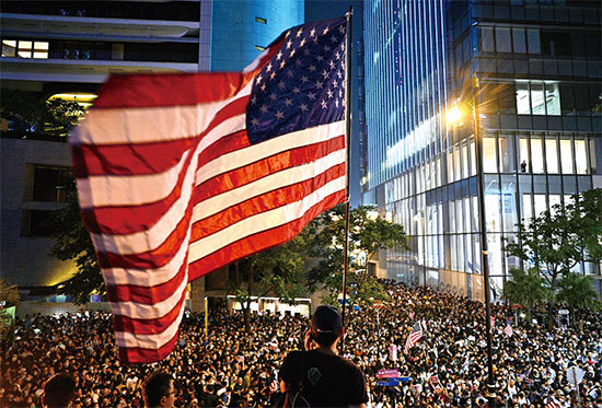 美國國會眾議院10月15日一致通過《香港人權與民主法》等三個法案。圖為港人14日集會呼籲美國通過這些法案。（AFP）