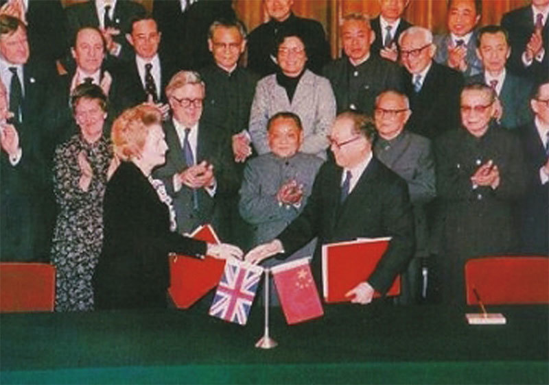 1984年12月19日，中英兩國就香港問題簽訂《中英聯合聲明》，中方同意現行的經濟制度、政治制度和生活方式50年不變。（維基百科）