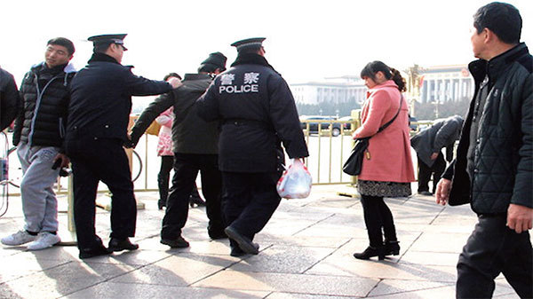 中共與被統治階層的矛盾正在加劇，老百姓非常不滿。圖為警方帶走一名正在天安門廣場上訪的男子。（AFP）