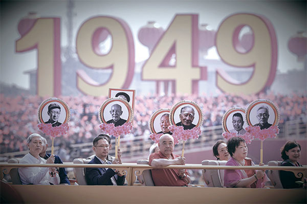 中共「十一」大閱兵時，多輛花車裡坐著紅後代，舉著死去前輩的肖像。（Getty Images）