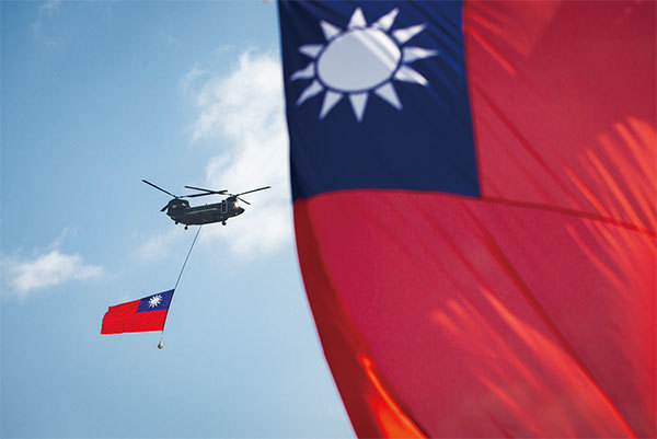 中華民國中樞暨各界慶祝2019年國慶大會10月10日在總統府前舉行，國防部出動CH-47運輸直升機吊掛國旗，繞飛臺北上空。（陳柏州／大紀元）