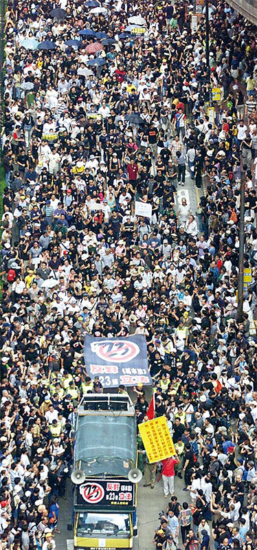 2003年江派在香港推23條，想在香港以所謂「顛覆行為」來取締法輪功，遭到香港民眾的強烈反對，近70萬人上街遊行反對23條立法。（AFP）