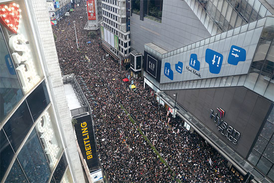 民陣過去舉辦的6月16日200萬人遊行等，沿途周圍的商鋪大多照常營業，精品店、黃金珠寶門市等從未發生搶劫行為。（AFP）