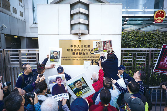 2015年「709大抓捕」事件是江曾對習的「政治反撲」。包括王全璋等多位律師至今仍遭關押。圖為2018年12月26日，王全璋案在天津開審，香港多個政黨及團體到中聯辦外抗議。（AFP）