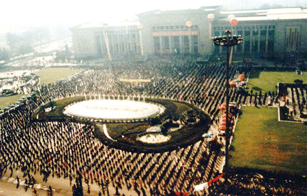 1998年10月1日，法輪大法修煉者在河北省博物館廣場煉功，九千多人參加。（明慧網）