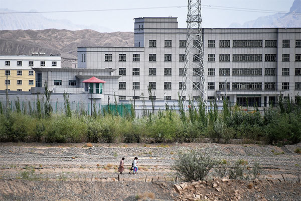 中共是世界上最大的恐怖組織。美國家民主基金會總裁卡爾．格什曼列舉了中共的惡行：抓捕人權律師、消滅維吾爾族的宗教……圖為新疆阿圖克斯的一座再教育營。（AFP）
