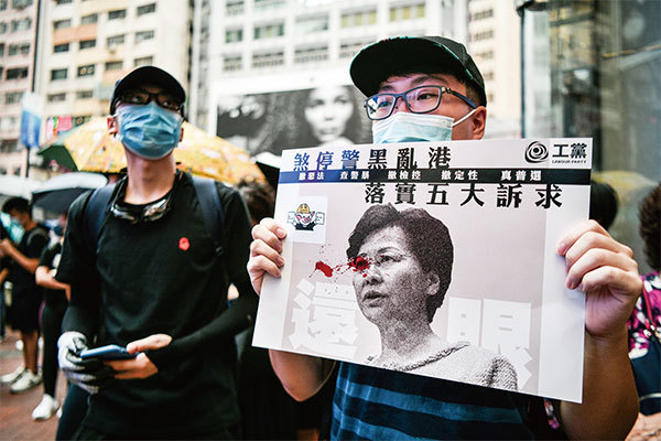 四中全會前，北京計畫撤換香港特首林鄭月娥的消息盛傳。圖為8月31日基督徒為香港罪人林鄭月娥祈禱大遊行。（AFP）