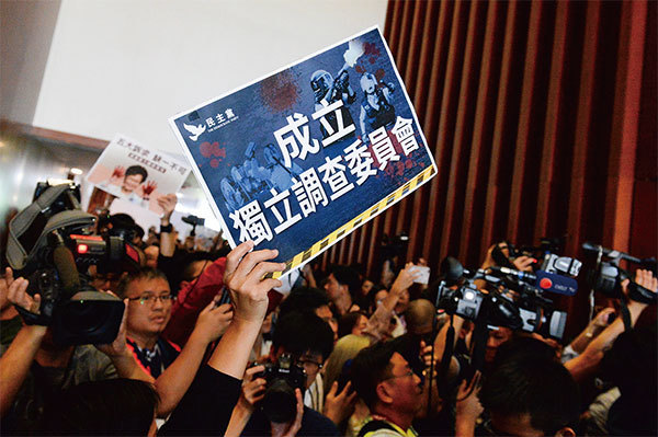 港府不敢成立調查委員會，是因為許多警察是從大陸調來的，香港警察暴力的源頭在北京的公安部，在中共的政法委。圖為10月16日林鄭月娥施政報告被中斷。（宋碧龍／大紀元）