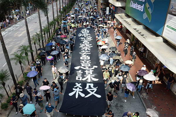 2019年10月5日，香港民眾港島遊行抗議《禁蒙面法》，打出「香港警察蓄意謀殺」巨型條幅。（宋碧龍／大紀元）