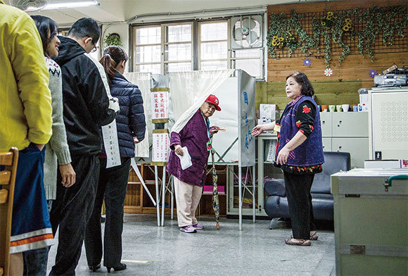 民主臺灣對專制的中共來說是巨大威脅。彭斯在演說中重申，「臺灣對民主的擁抱為所有華人展示了一條更好的道路」。圖為臺灣2016年總統大選投票。（Getty Images）