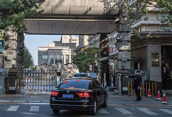 四中全會會場京西賓館出入口安檢森嚴。（AFP）