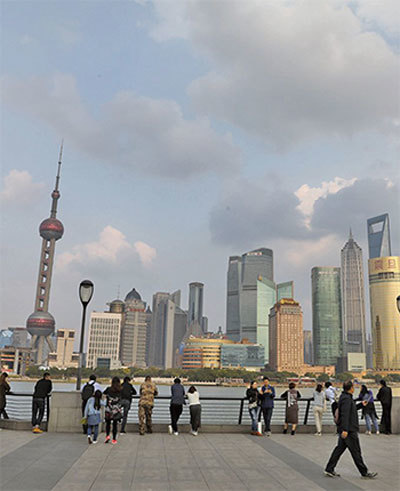 上海規模以上工業企業利潤暴跌，財政靠賣地收入維持。習近平日前考察時要求上海官員「勇敢跳到世界經濟的汪洋大海中去搏擊風浪」，引外界關注。（Getty Images）